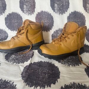 Nike Manoa lace up boot